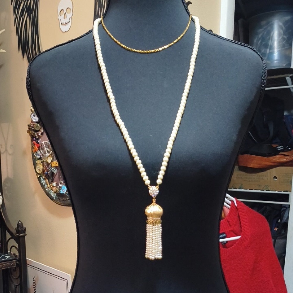 Elegant Pearl Tassel Necklace - Gold Accent